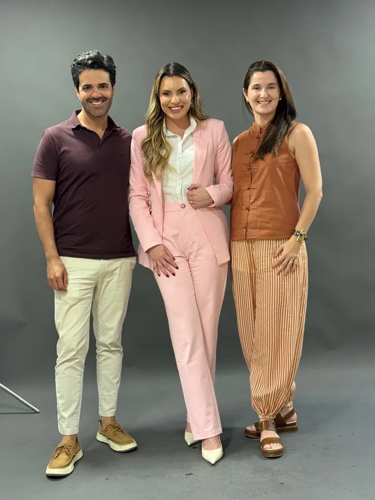 Elmer, Jéssica e Renata no estúdio, lado a lado, sorrindo